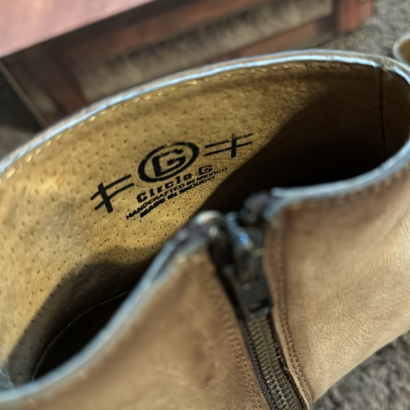 Like NEW!  Women’s Size 8 Western Distressed Honey Side-Fringe Bootie - Picture 8 of 13